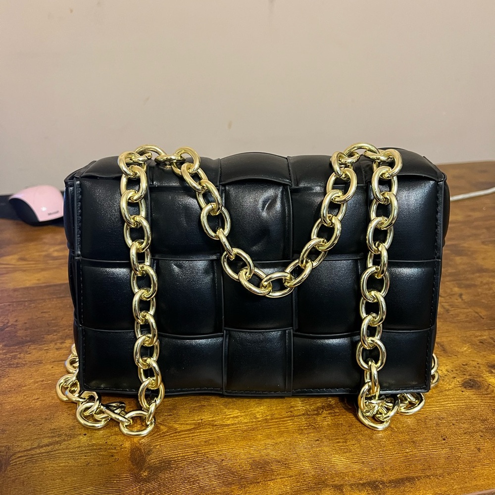 Elegant Black Crossbody Bag with Gold Chain